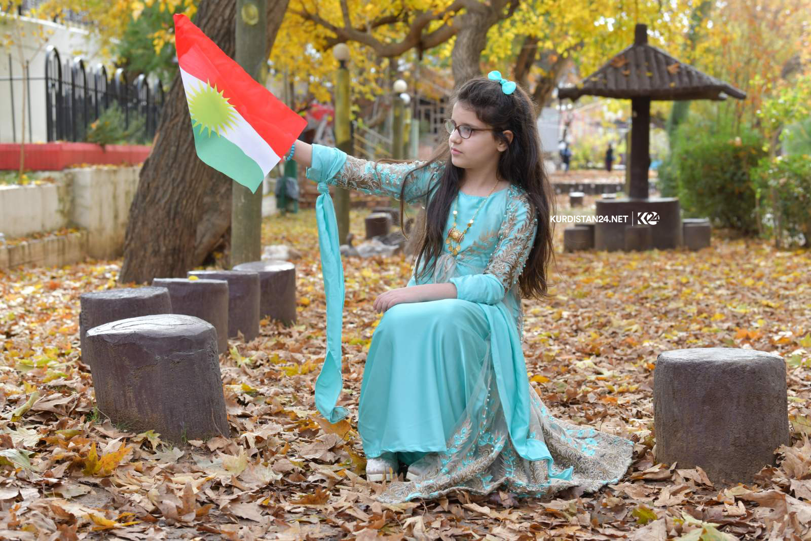 كێژێ ھێمن سروودی ئاڵا كلیپ دەكات
